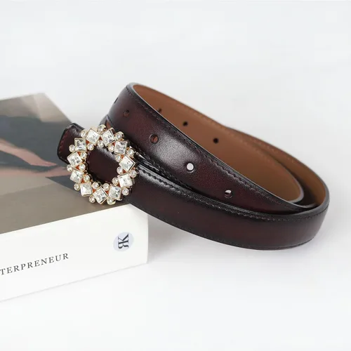 Miniatura 172 de Cinturón de cuero clásico con hebilla de metal para mujer con vestido de jeans