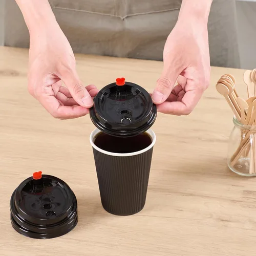 Miniatura 5 de Restaurantware Solo tapas: 50 tapas desechables negras de taza de café sin BPA con tapones de tapón de corazón rojo. Se adapta a tazas de 8 onzas