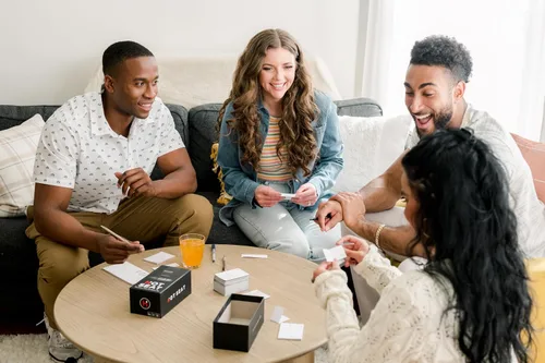 Miniatura 2 de HOT SEAT Juego de Fiesta – El juego de cartas familiar que se trata de ti – para niños, adolescentes, estudiantes universitarios, adultos y familias