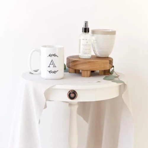 Miniatura 2 de The Cotton & Canvas Co. Manhattan Wreath - Taza de café personalizada con monograma inicial con letra A, taza de café de cerámica de porcelana. Para