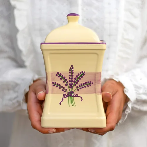 City to Cottage Tarro de almacenamiento de cocina hecho a mano con tapa de 31.5 onzas, floral, morado y crema, grande, de cerámica, regalo de