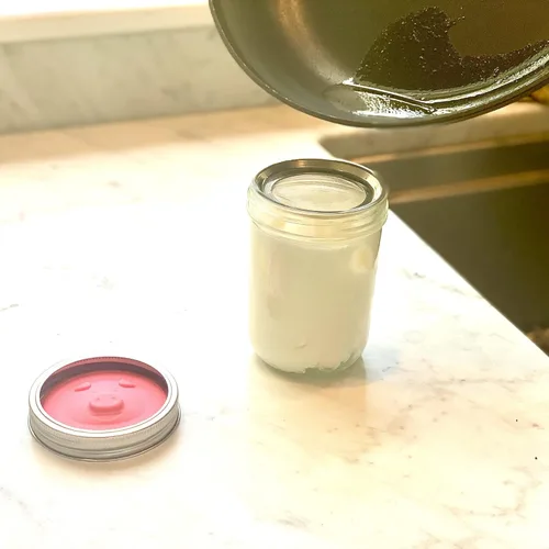 Miniatura 5 de Jarware Tapa de tarro Mason de silicona para ahorrar grasa de tocino con colador, boca ancha