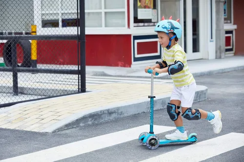 Miniatura 8 de Micro Kickboard Mini scooter LED para niños de 2 a 5 años Niños de hasta 110 libras Diseño de 3 ruedas inclinadas para dirigir Barra en T