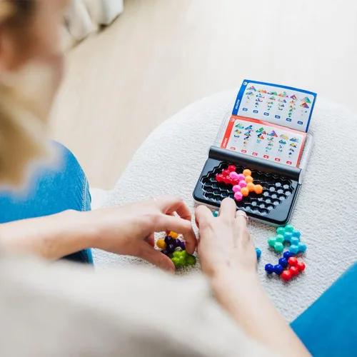 Miniatura 8 de SmartGames IQ Six Pro Juego de Viaje para Niños y Adultos, un Juego Cerebral de Desarrollo de Habilidades - Rompecabezas Mental para Edades de 8