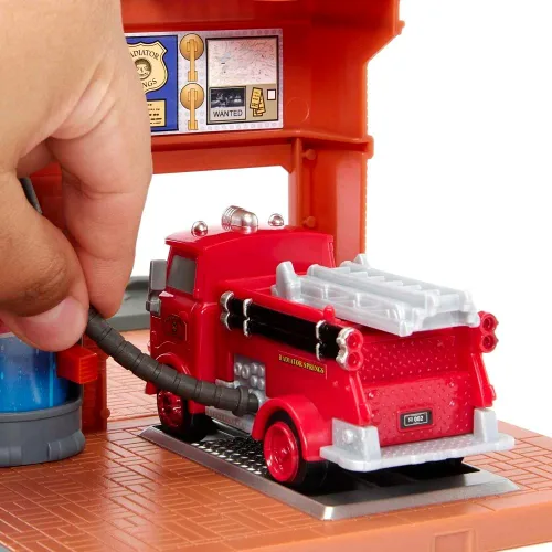 Miniatura 5 de Mattel Disney y Pixar Cars On The Road Toys, Red 's Fire Station Playset con camión de bomberos fundido a presión y acción activada por niños