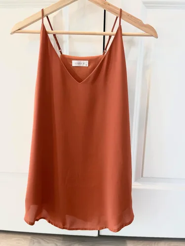 Miniatura 85 de Camiseta de chifón con tirantes delgados ajustables y cuello en V