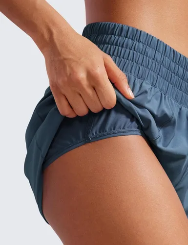 Miniatura 24 de CRZ YOGA Pantalones cortos de correr de cintura alta para mujer de 2.5 pulgadas, forro de malla de secado rápido para entrenamiento deportivo