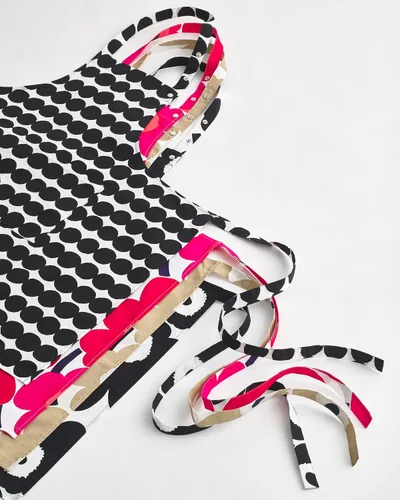 Miniatura 4 de MARIMEKKO Räsymatto Kitchen Accessories Set – Refine Your Kitchen Décor with Our Iconic Designs – Includes Stylish Apron, Oven Mitt and Pot Holder
