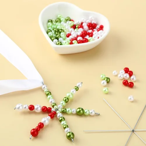 Miniatura 4 de Hotop 24 piezas de forma de alambre de copos de nieve de Navidad, copos de nieve de metal, cuentas de Navidad para bricolaje, dijes de cinta con 3