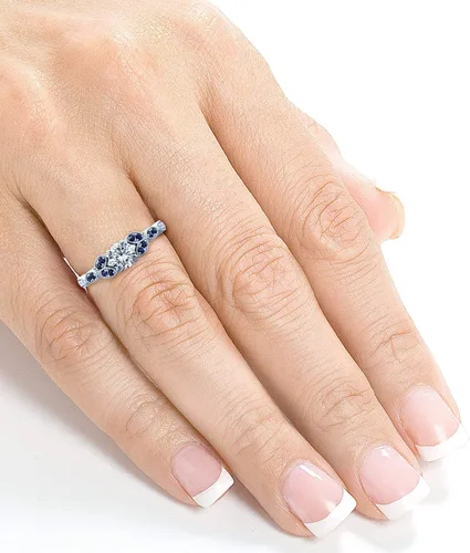 Miniatura 6 de Kobelli Anillo de compromiso frondoso de moissanita redonda con detalles de zafiro azul 5/8 CTW Oro blanco de 14 k (GH/VS, GH/I)