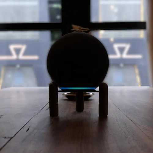 Miniatura 8 de Soporte de montaje de escritorio para el nuevo Echo Studio 2025, Echo 4ª generación y otros altavoces adecuados. Madera de nogal negro.