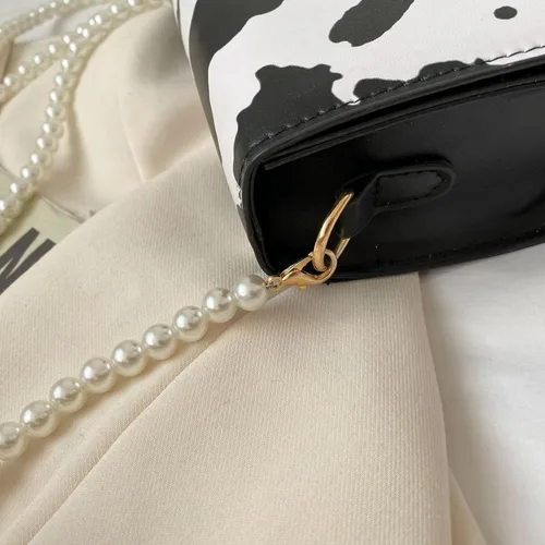 Miniatura 6 de Bolso cruzado de mano con correa de perlas y estampado de vaca