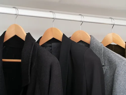Miniatura 3 de StorageWorks - Paquete de 10 perchas de madera, perchas de hombro extra anchas para abrigos, camisas, chaquetas, pantalones, trajes, color madera