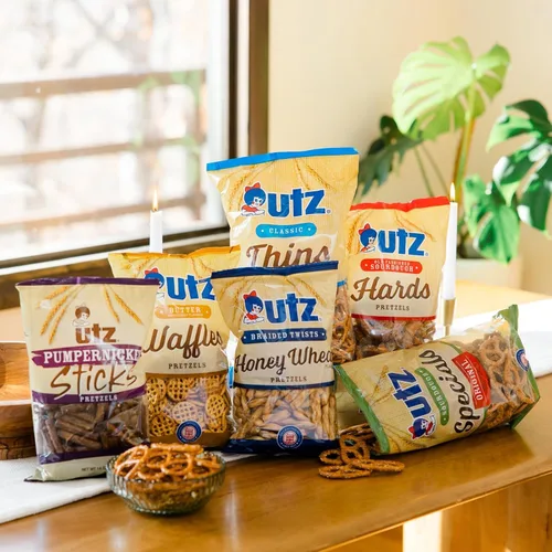 Miniatura 9 de UTZ Pretzels duros de masa madre rotos a la antigua, barril de 64 onzas, torsión clásica de nudo de pretzel grande y grueso, pretzel crujiente