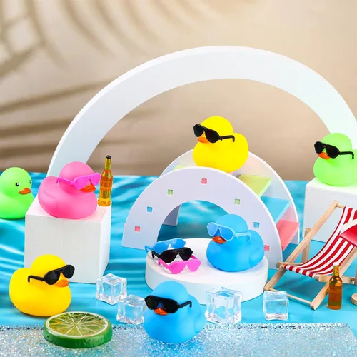 Miniatura 4 de Chivao 12 piezas de patitos de goma con 13 gafas de sol/gorras/sombreros pequeños mini patitos de goma de carnaval crucero cumpleaños juguetes