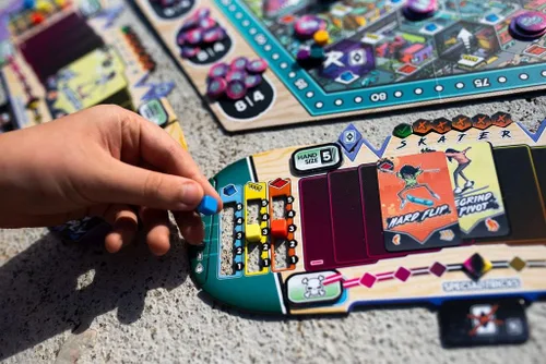 Miniatura 2 de Juego de mesa de verano de Skate - Domina los medios tubos de Pelican Park en este emocionante juego de estrategia. Juego familiar para niños