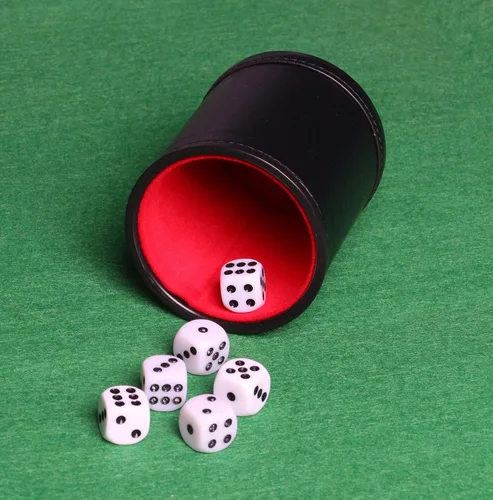 Miniatura 5 de Juego de dados de cuero sintético, coctelera de dados de fieltro para Yahtzee/Farkle/Bar Party Dados, incluye dados de punto de 0.630 in