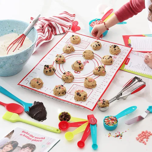 Miniatura 8 de Baketivity Juego de 31 herramientas para hornear para niños, utensilios de cocina reales para niños, accesorios de cocina seguros, duraderos y Set
