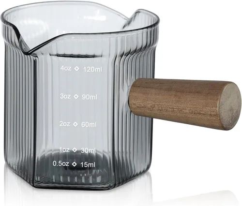 Joeyan 4 onzas Gris Jarra medidora de triple boquilla con asa de madera, taza medidora de vidrio de borosilicato estriado de alta calidad, vasos de