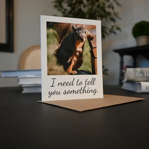 Miniatura 4 de Articulate Squirrel - Tarjeta de felicitación divertida – Interior en blanco – Necesito decirte algo – 1 tarjeta – Sobre de papel kraft