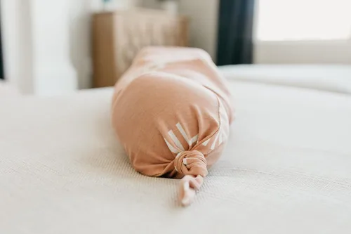 Miniatura 7 de Copper Pearl Gorro de bebé con nudo superior elástico suave Mesa