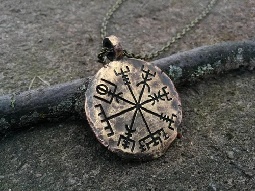 Miniatura 4 de Baldur Jewelry Collar de brújula Vegvisir con textura martillada a mano hecha a mano Colgante de latón Cadena de 22 pulgadas Joyería vikinga