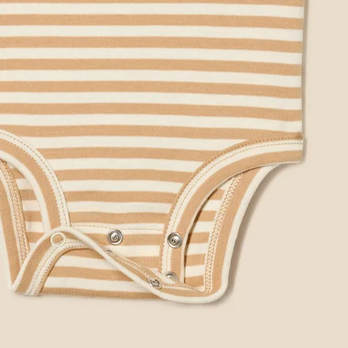 Miniatura 5 de Tienda Essentials Conjunto de body y pantalón corto unisex para bebés