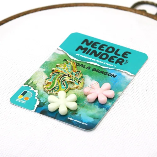 Miniatura 3 de Awesome Pattern Studio Needle Minder Set – Mandala Dragon Magnetic Needle Minder + 2 agujas Threaders. Pin esmaltado para punto de cruz, bordado