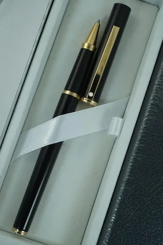 Miniatura 6 de Sheaffer Fabricado en los Estados Unidos, lacado negro con citas de oro de 22 quilates y diario a juego en caja de regalo