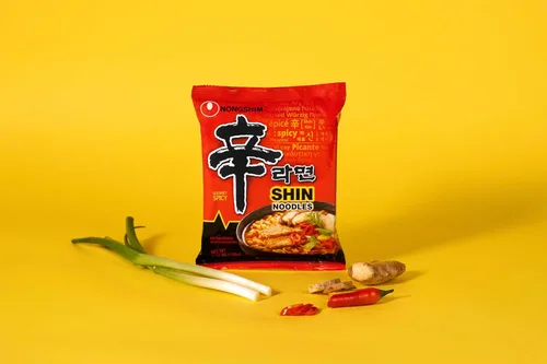 Miniatura 11 de Nongshim Ramen Noodles, Ramen instantáneo gourmet, sopa de fideos microondas premium, Shin picante, paquete familiar, 4.23 onzas (paquete de 20)