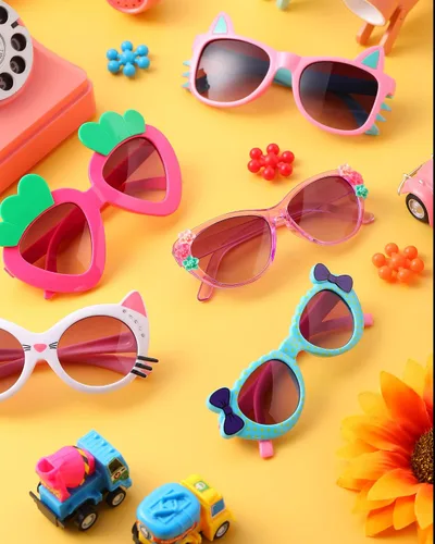 Miniatura 7 de Weewooday 12 pares de lentes de sol para niños, diseño de fresa, gato, flor, corazón, para fiesta, caricatura, gafas de sol para niños