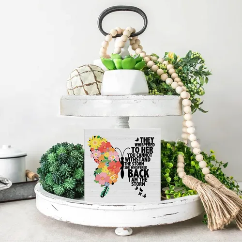 Miniatura 4 de Dumyum Cartel de madera con cita inspiradora para mujeres "Soy la tormenta" con mariposa floral, cartel decorativo para escritorio, estante de mesa