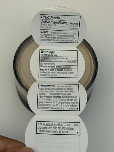 Miniatura 9 de Corrector cosmético tapa ojeras con protector solar factor 20.