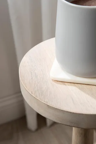 Miniatura 8 de Kate and Laurel Wegner Coastal Mesa Redonda de Madera para Bebidas, 8 x 23 pulgadas, Blanqueado, Mesa de Pedestal Elegante y Duradera para Usar como