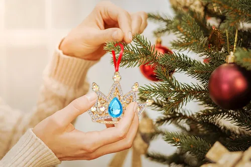 Miniatura 2 de WaaHome Adornos de Navidad de corona dorada de metal para reina y rey, adornos de recuerdo para decoración de árbol de Navidad, regalos para Verde