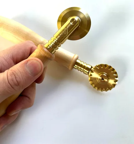 Miniatura 5 de Nonna's cutters, brass pasta wheels, maple (Smooth & Fluted pair)