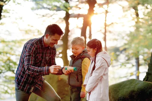 Miniatura 6 de Hape Linterna de mano con funda, hecha de bambú, diversión de la naturaleza, juguetes al aire libre
