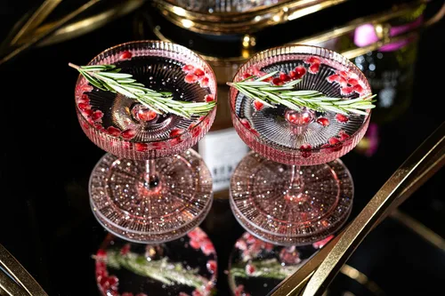 Miniatura 6 de GLASSIQUE CADEAU Vasos vintage Art Deco Blush Pink Coupé con bordes dorados Juego de 4 Cristalería de cóctel acanalada de cristal de 7 onzas