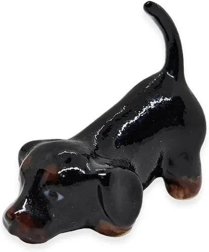 WitnyStore Pequeña figura de perro salchicha olfateando negro de 1½ pulgadas de largo, figuras de cerámica pintadas a mano en miniatura para
