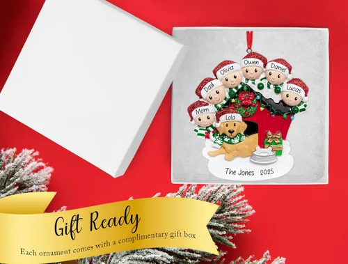 Miniatura 4 de Adorno de Navidad personalizado para familia de 6 con perro 2026 Padres, niños y cachorros con caseta para perros, decoración personalizada