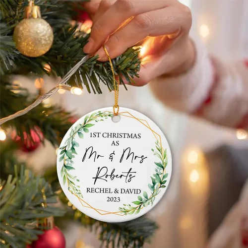 Miniatura 4 de Adorno de 1ª Navidad como el señor y la señora 2025, adorno de cerámica casado nuestra primera Navidad, adorno personalizado de Mr & Mrs para Adorno