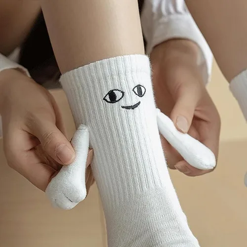 Miniatura 2 de Lucakuins Calcetines de mano divertidos Novlty Parejas Magnéticos Tomados de las Manos Calcetines Unisex 3D Muñeca Medio Tubo Mano en Calcetines