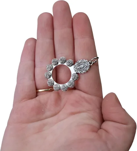 Miniatura 5 de Needzo Anillo de rosario de Nuestra Señora de Guadalupe, dije de bolsillo de Virgen María, regalo católico para seres queridos, 1.5 pulgadas