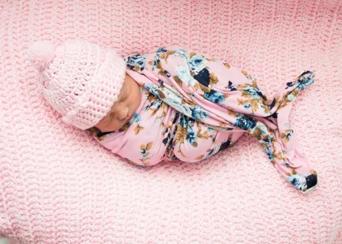 Miniatura 3 de DRESHOW BQUBO Manta de Recepción para Recién Nacido con Conjunto de Gorro con Lazo Estampado de Flores Manta Envolvente para Bebé con Gorro 1 juego