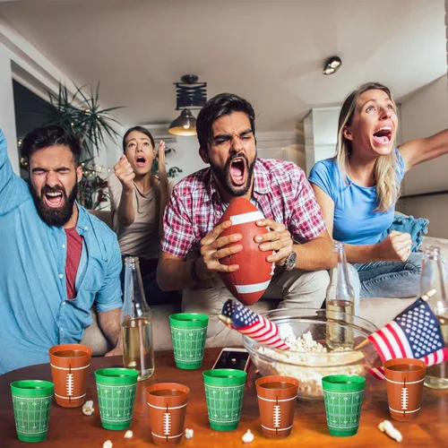 Miniatura 6 de Nuenen Juego de 24 tazas de plástico de fútbol de 16 onzas, juego de fiesta de fútbol con temática de rugby, taza esmerilada de plástico