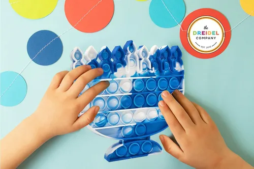 Miniatura 2 de The Dreidel Company Menorah & Dreidel Set Poppit, juguete para ansiedad pop de Dreidel Menorah Popper Set (azul y blanco, juego individual)