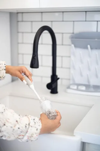Miniatura 5 de Ubbi Estante de secado vertical de botellas, cepillo para botellas y tapete de secado de microfibra, artículos esenciales para bebés recién nacidos