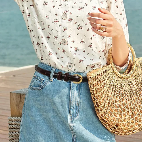 Miniatura 137 de Cinturón de cuero clásico con hebilla de metal para mujer con vestido de jeans