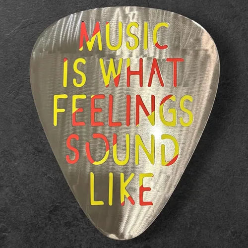 Miniatura 6 de Top Brass Arte de pared jumbo de metal con púa de guitarra de 16 pulgadas, cita "Music Is What Feelings Sound Like", decoración de pared de acero