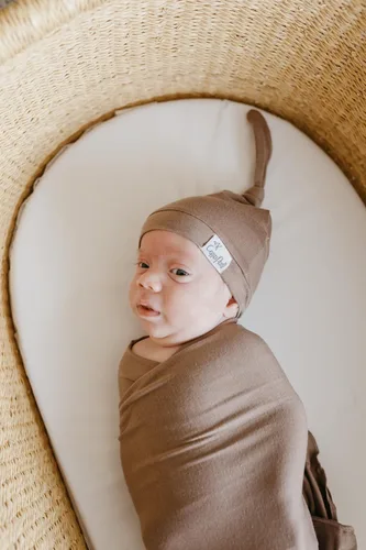 Miniatura 8 de Copper Pearl Gorro de bebé con nudo superior elástico suave Lennon